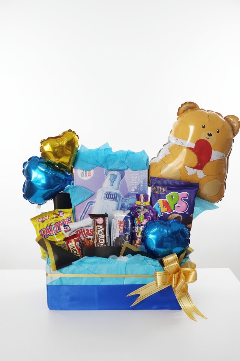 Arreglo cumpleaños azul para niño con canasta azul, lazo dorado y globos – vista 2