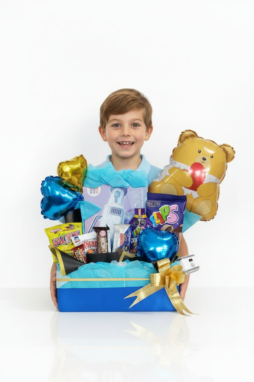 Arreglo cumpleaños azul para niño con pistola de burbujas, globo osito y 7 golosinas – vista 1