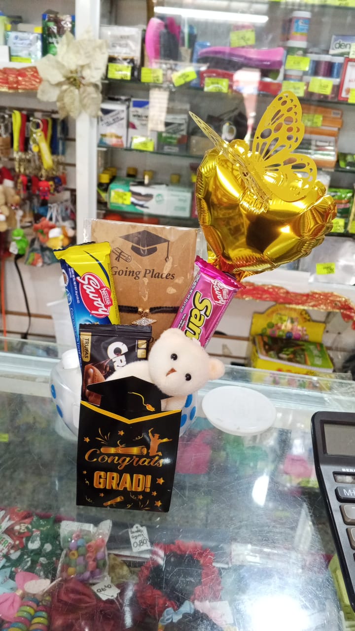 Arreglo graduación Congrats Grad con globo mariposa dorada y caja decorativa – vista 2