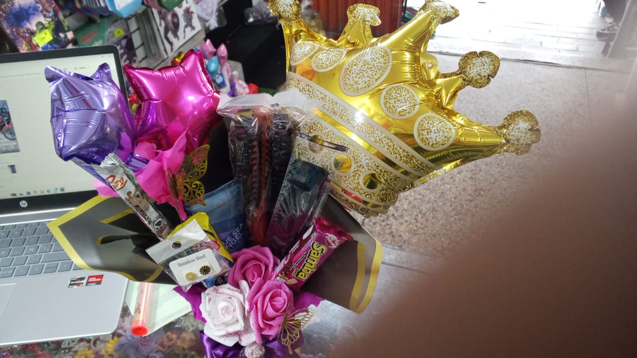 Ramo Bouquet Reina con Corona y Accesorios 👑💜