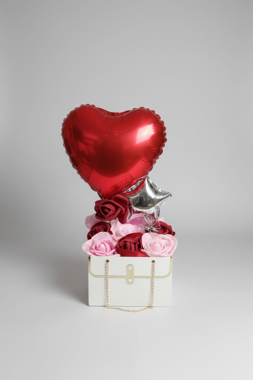 Arreglo Cartera con Rosas Artificiales y Globo Corazón