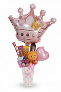 Arreglo de globos corona rosa con golosinas, mini peluche y caja decorativa – vista frontal