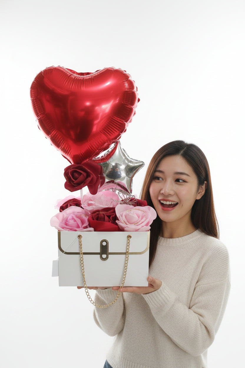 Arreglo Cartera con Rosas Artificiales y Globo Corazón
