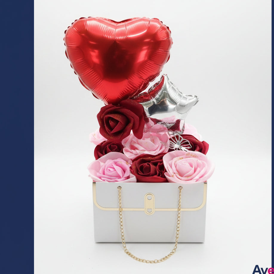 Arreglo Cartera con Rosas Artificiales y Globo Corazón