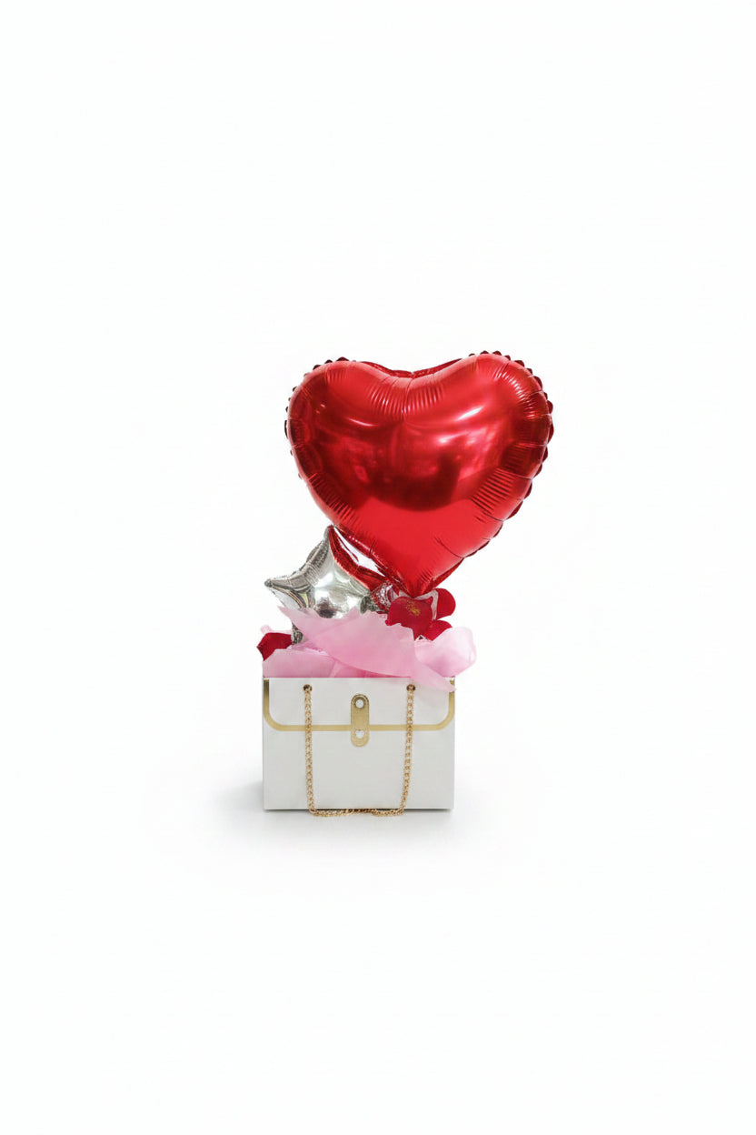 Arreglo Cartera con Rosas Artificiales y Globo Corazón
